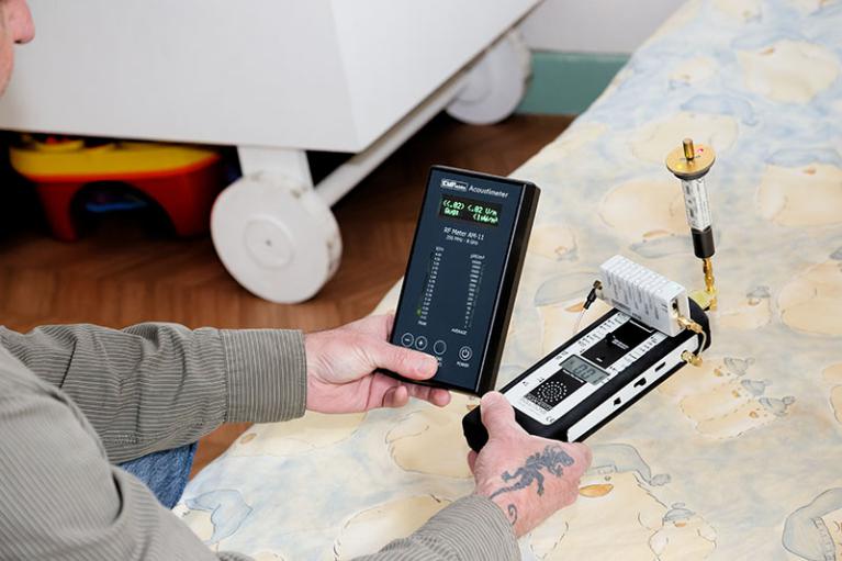 Appareils de mesure utilisés pour évaluer l'environnement électromagnétique d'un lieu selon le référentiel LISAO®.